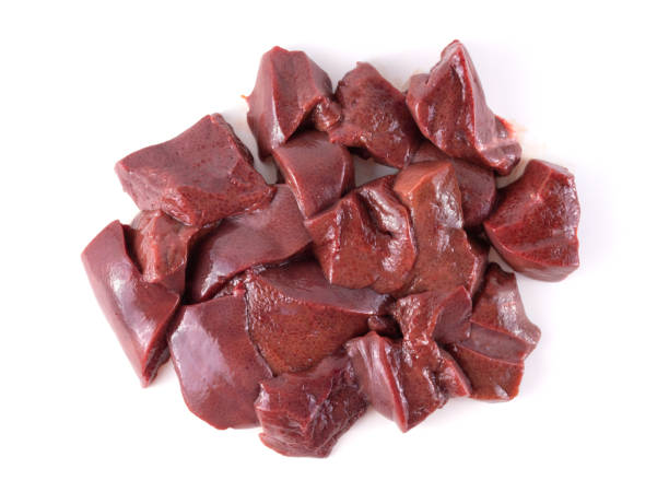 Vlees en petfood: orgaanvlees op een witte achtergrond